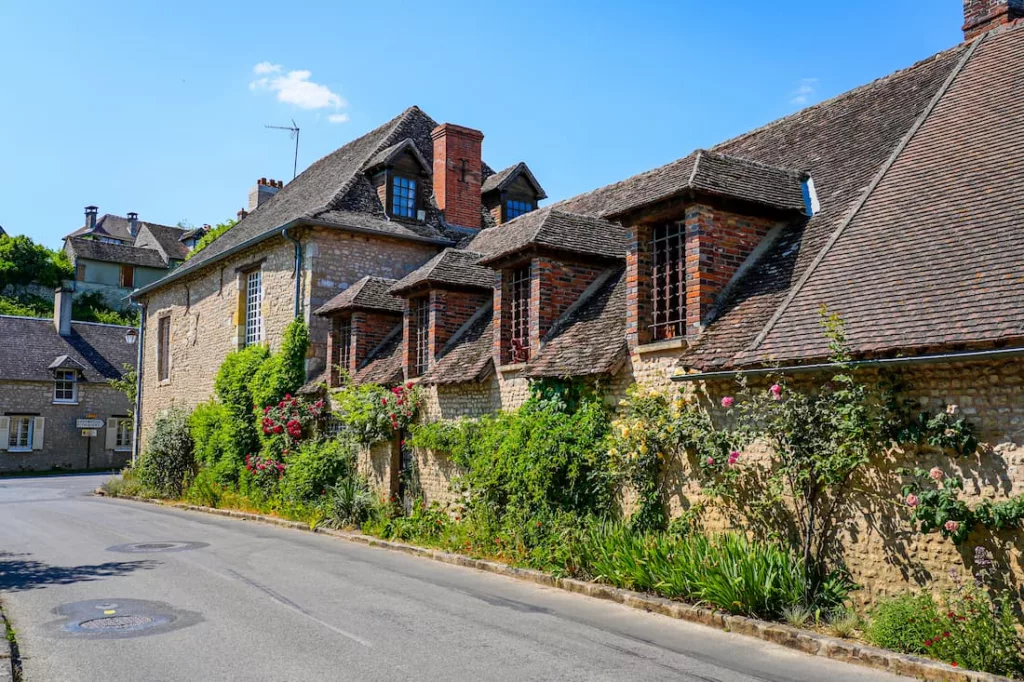 village yévre-le-chatel
Crédit photo : adobe stock
