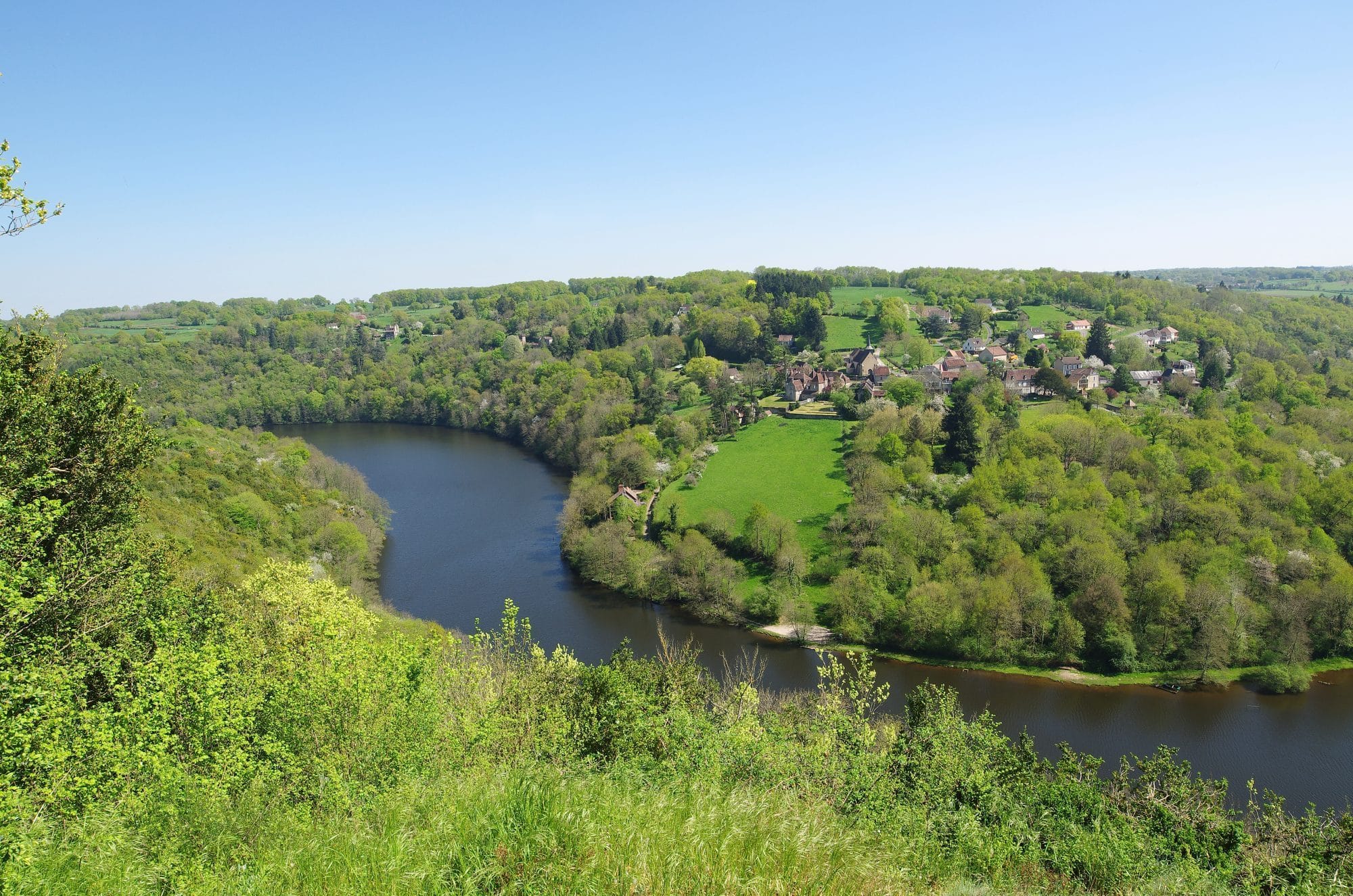 Ceaulmont (Indre) 


Le méandre du Pin et  le village de Badecon-le-Pin, depuis le belvédère de Ceaulmont qui domine la vallée de la Creuse. 

"De la petite église de Ceaulmont, perchée au plus haut des rochers, la vue plonge dans ces profonds méandres adorablement composés, et s'étend au-dessus des ravins et au-dessus des plateaux, jusqu'aux montagnes de la Marche." (Le Berry Dans L'oeuvre de George Sand - Ouvrage collectif)