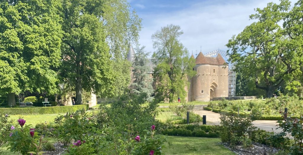 Château d'Ainay-le-Vieil vu de la roseraie