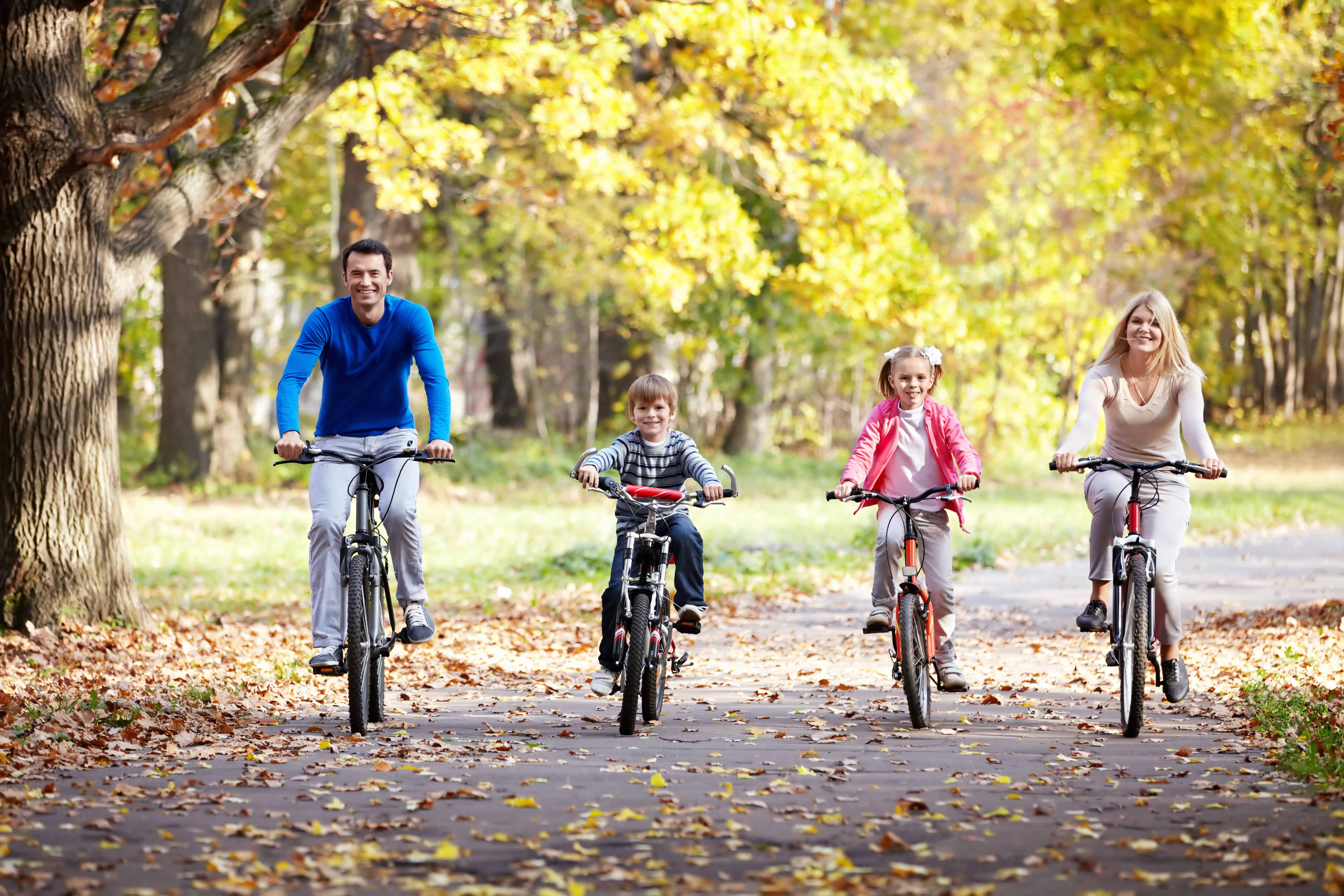 famille à vélo