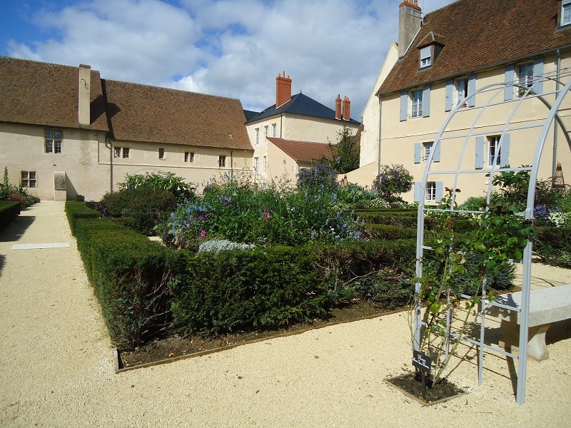 Musée Nevers, jardin au style monastique