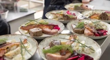 Plats gastronomiques crédit photo : Envato