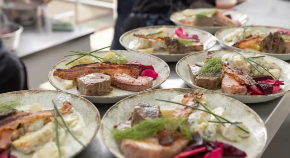 Plats gastronomiques crédit photo : Envato