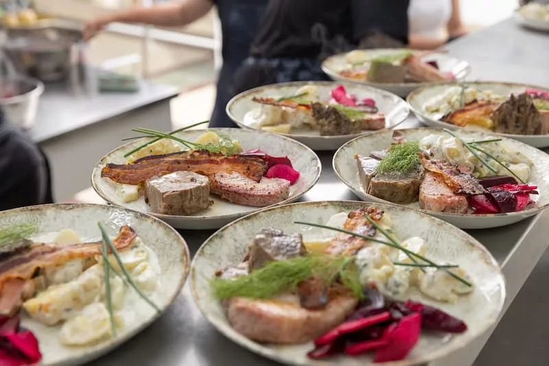 Plats gastronomiques crédit photo : Envato