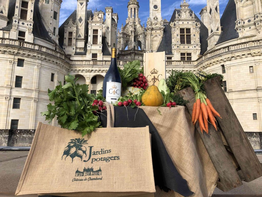 Bouteille de vin, herbes et légumes devant le château de Chambord © Olivier Marchant