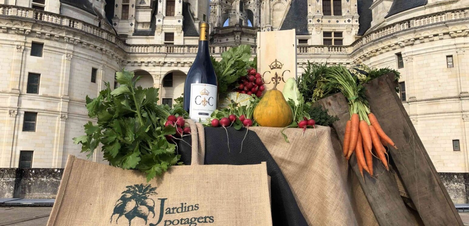 Bouteille de vin, herbes et légumes devant le château de Chambord © Olivier Marchant