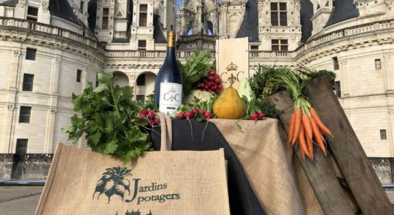 Bouteille de vin, herbes et légumes devant le château de Chambord © Olivier Marchant