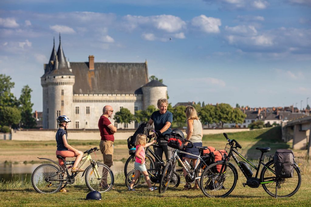 Vélo à Sully-sur-Loire © D. Darrault CRT Centre-Val de Loire