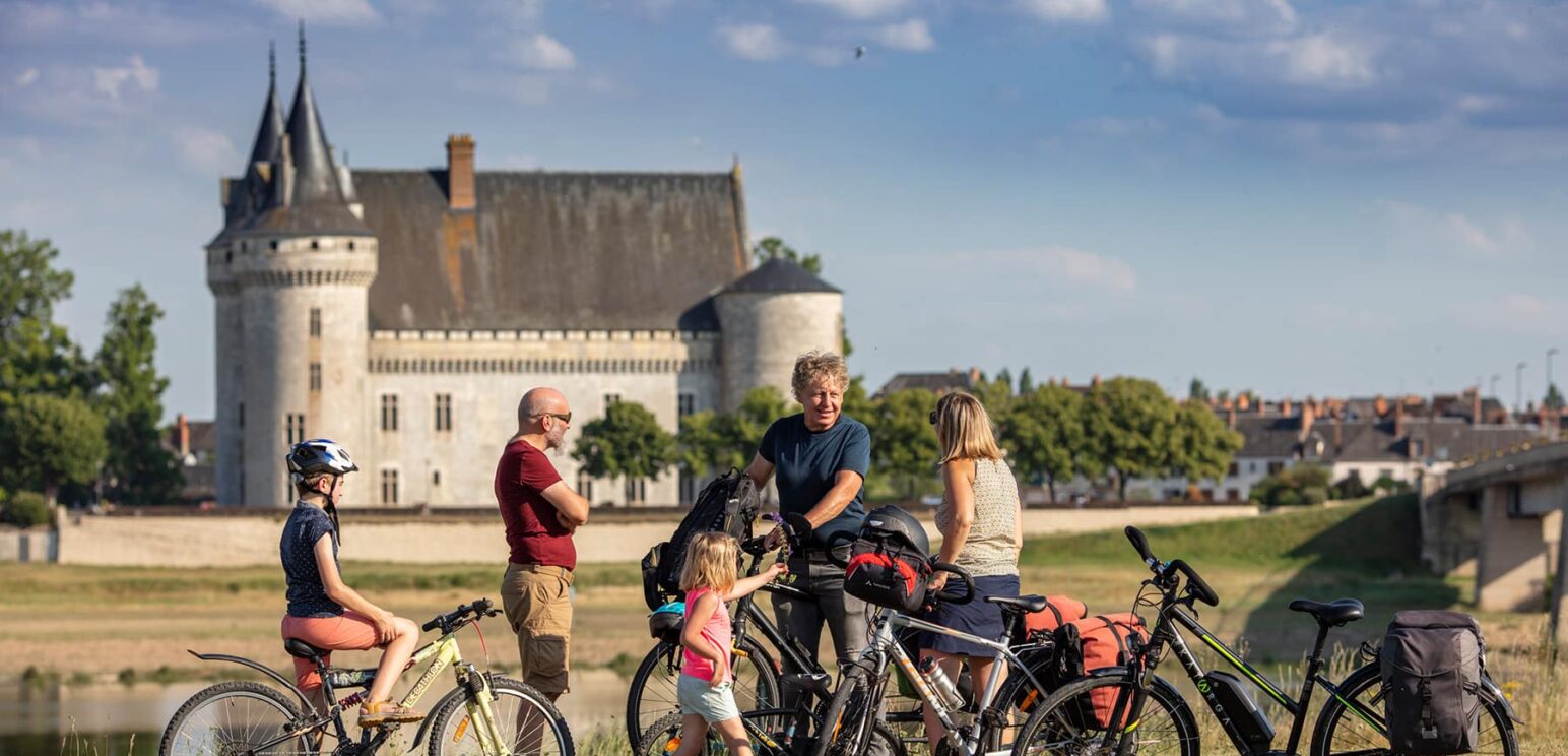 Vélo à Sully-sur-Loire © D. Darrault CRT Centre-Val de Loire