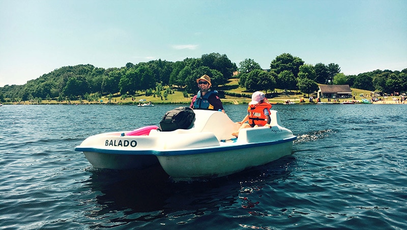 Pédalo dans le lac de Sidiailles