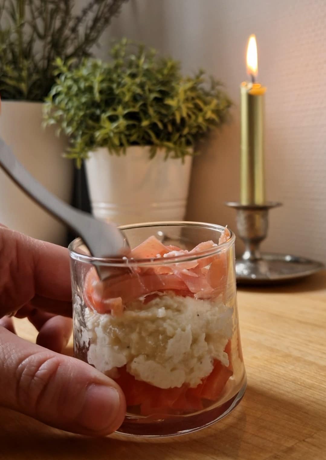 Verrines au fromage de Chavignol, compotée de poires et jambon italien