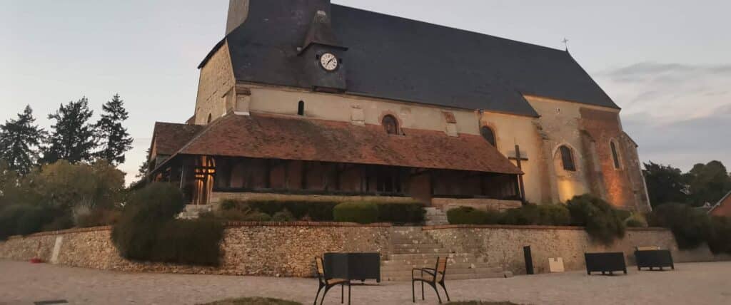 Maison de la forêt dans le berry insolite