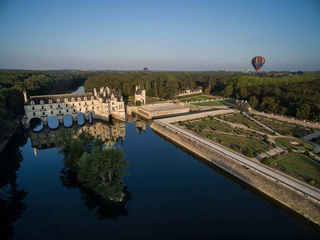 Vue aérienne sur le château de Chenonceau et les jardins