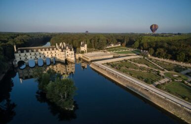 Vue aérienne sur le château de Chenonceau et les jardins