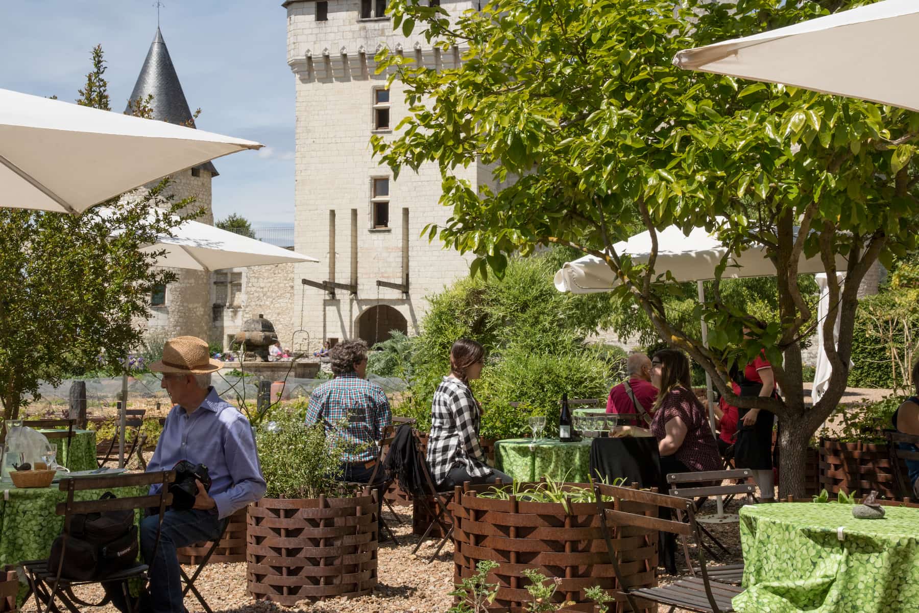 Terrasse de La Table des fées, restaurant du château du Rivau.