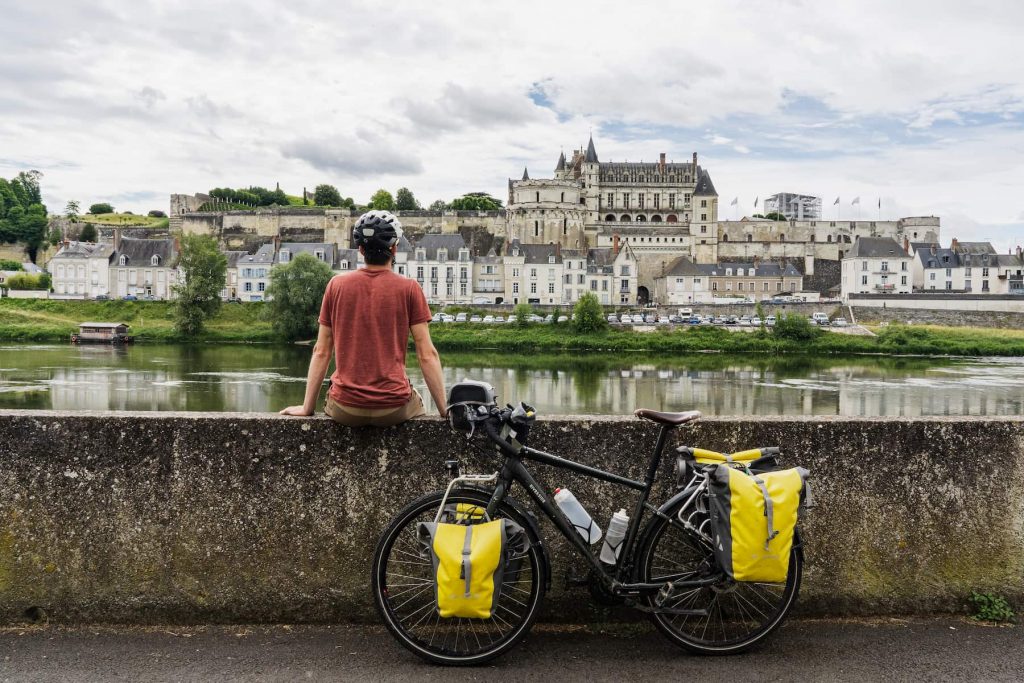 Les Échappées à Vélo, en bord de Loire face au château d'Amboise