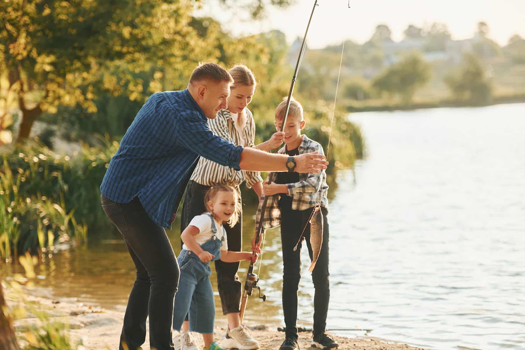Pêche en famille Randonnées famille base de loisirs robinson