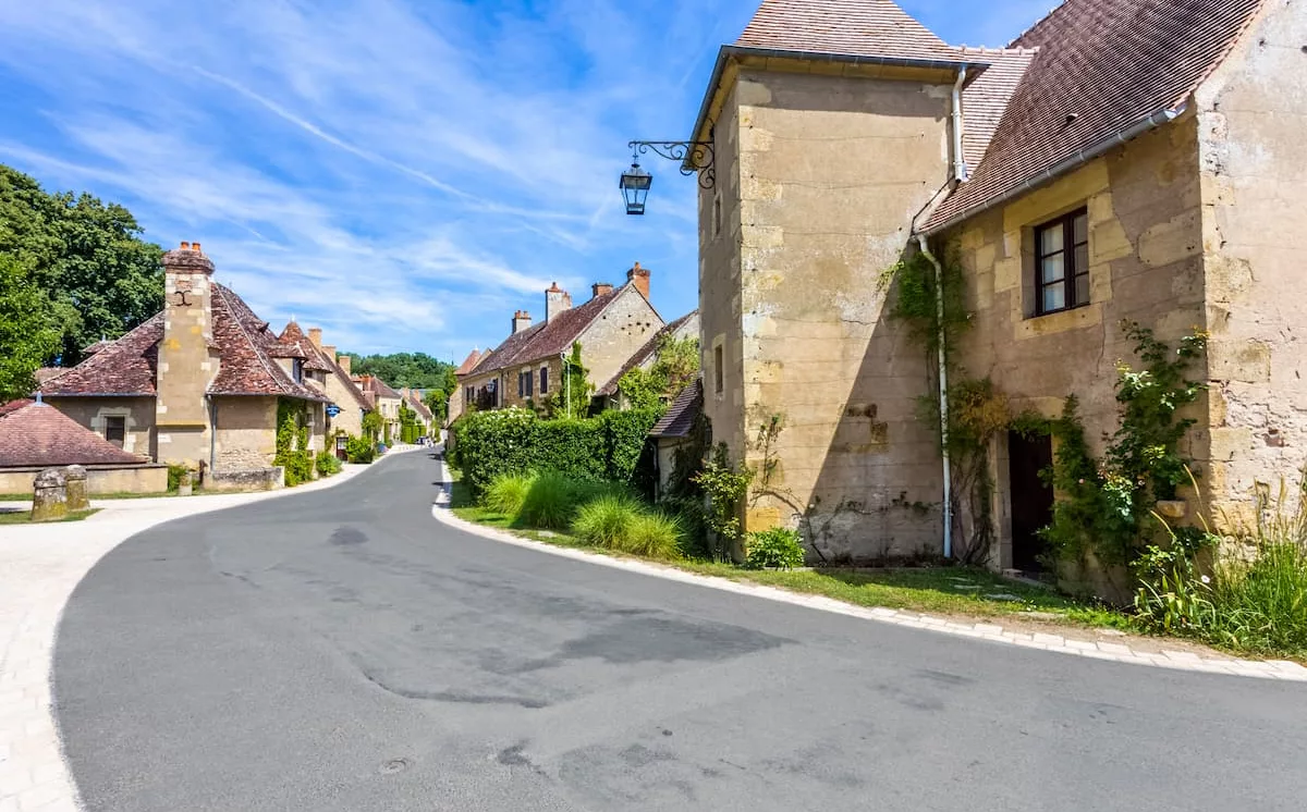 Village Apremont sur allier Crédit photo : Adobe Stock
