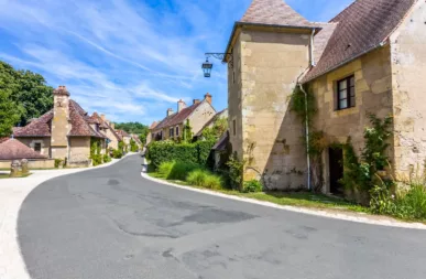 Village Apremont sur allier Crédit photo : Adobe Stock