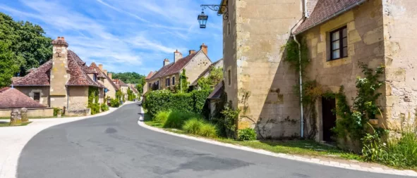 Village Apremont sur allier Crédit photo : Adobe Stock