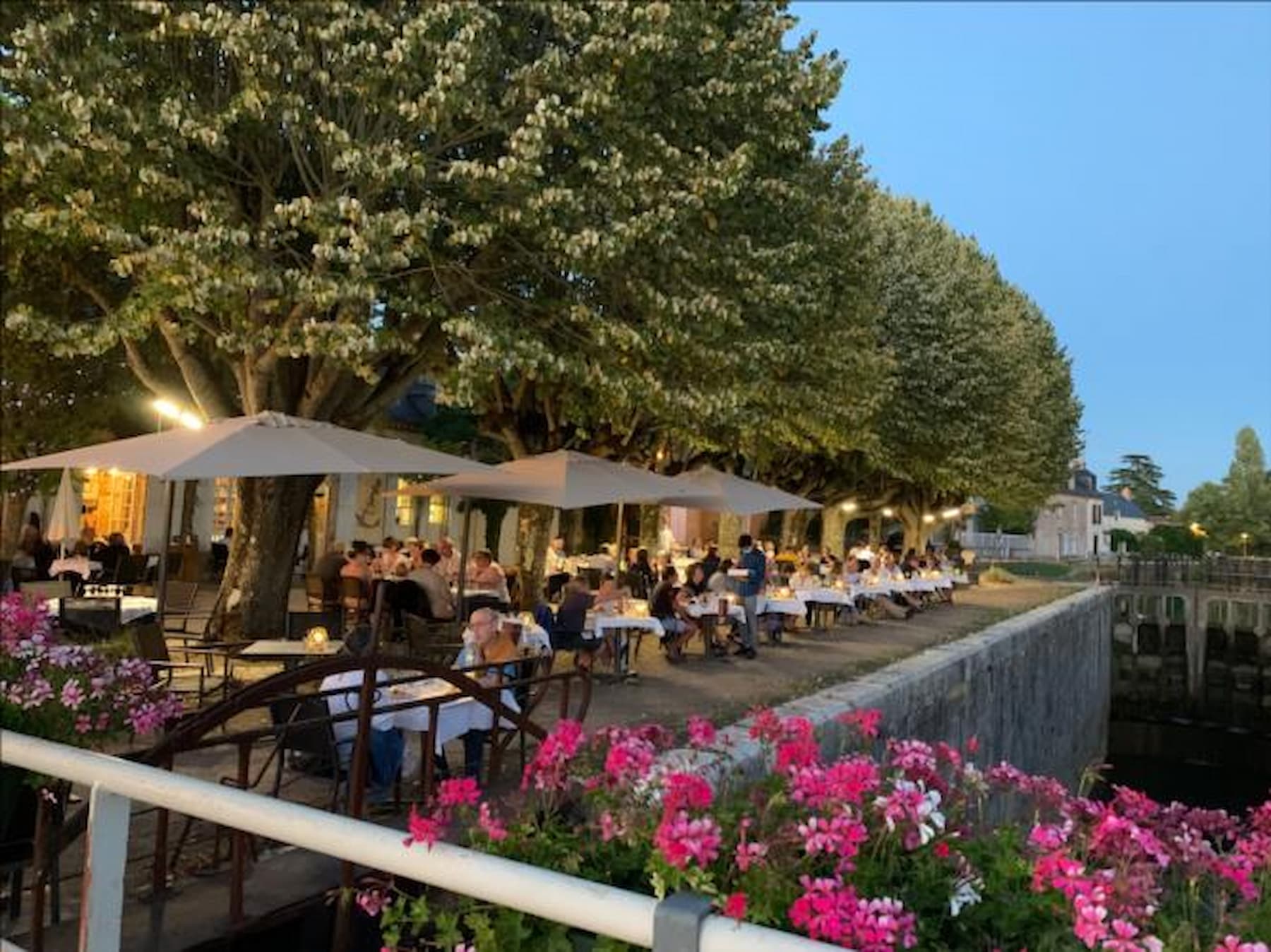 Restaurant en bord de Loire terrasse au bord de canal