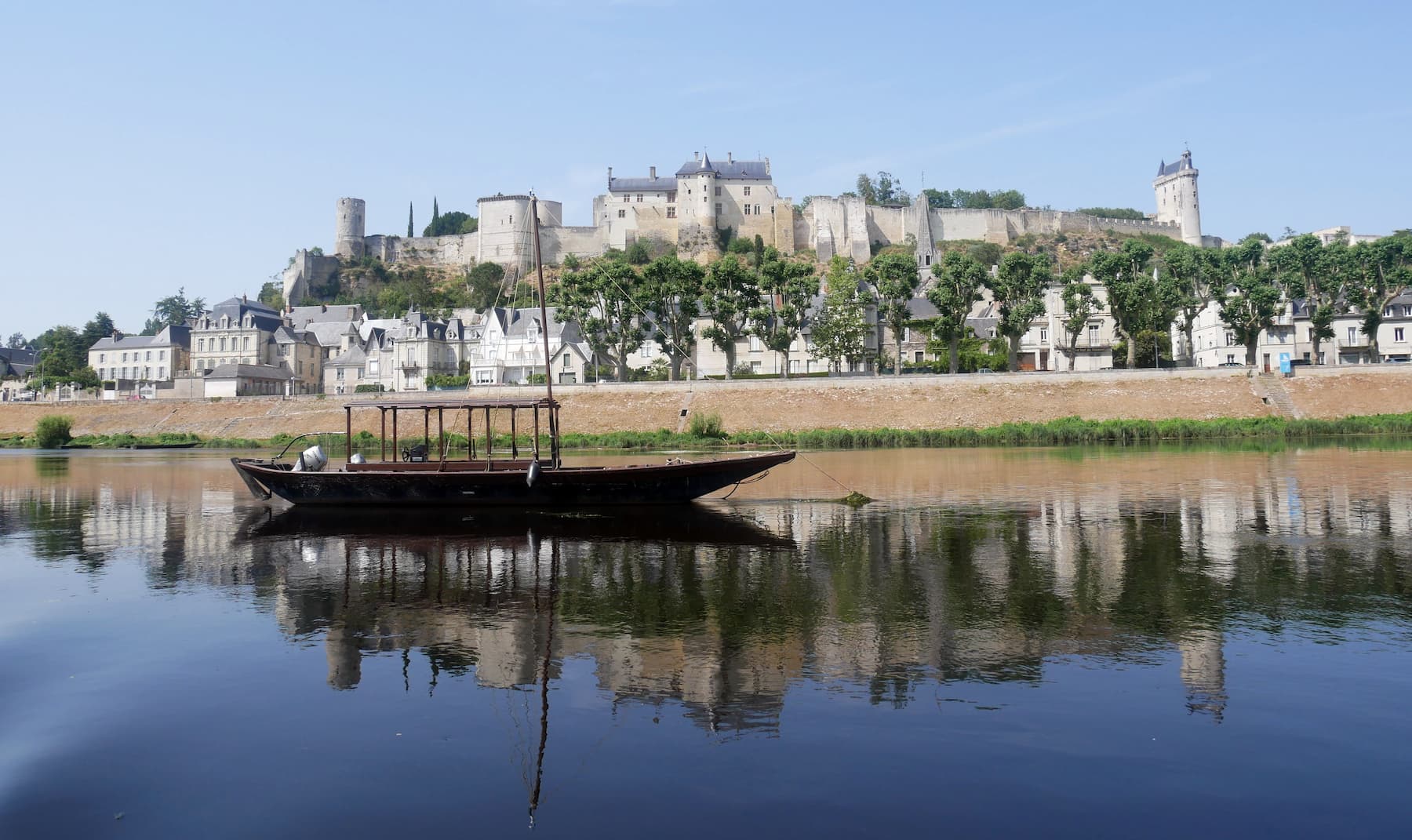 Le château de Chinon surplombant la Loire.