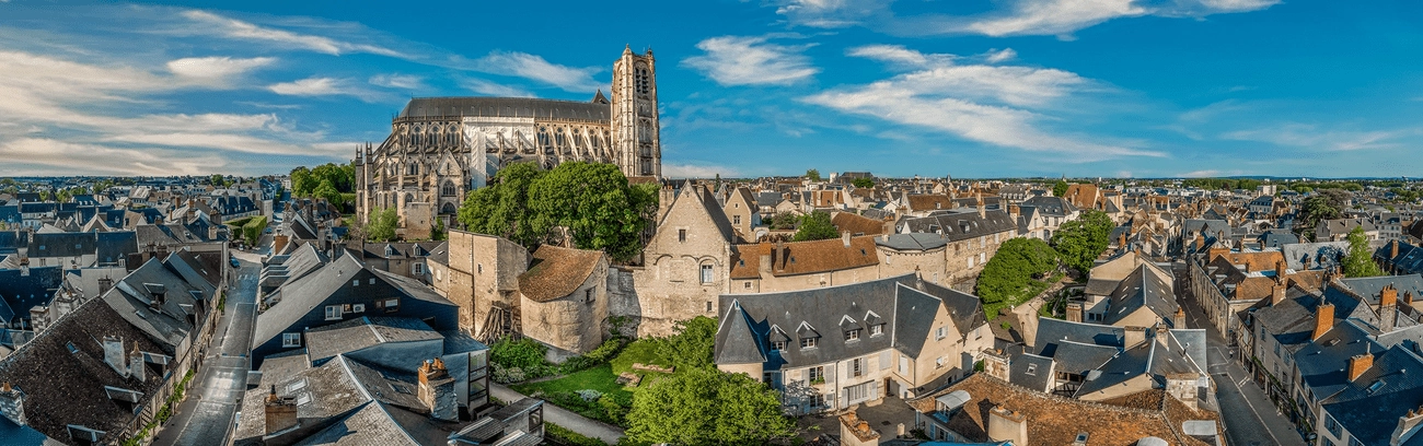 panorama de la ville de Bourges en été
