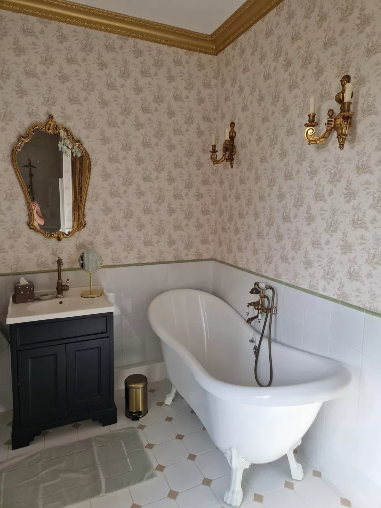 La baignoire d'une chambre d'hôte de la Villa des Lierres