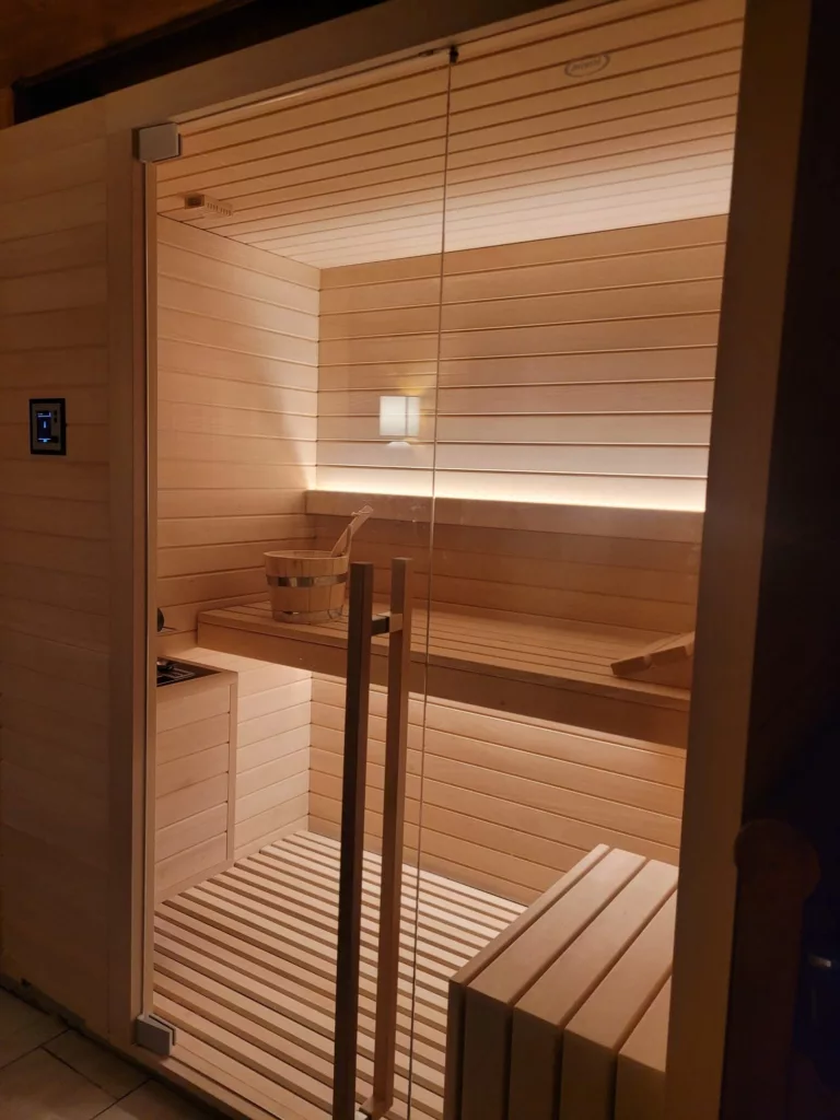 Un moment de détente au spa jacuzzi de la Villa des Lierres