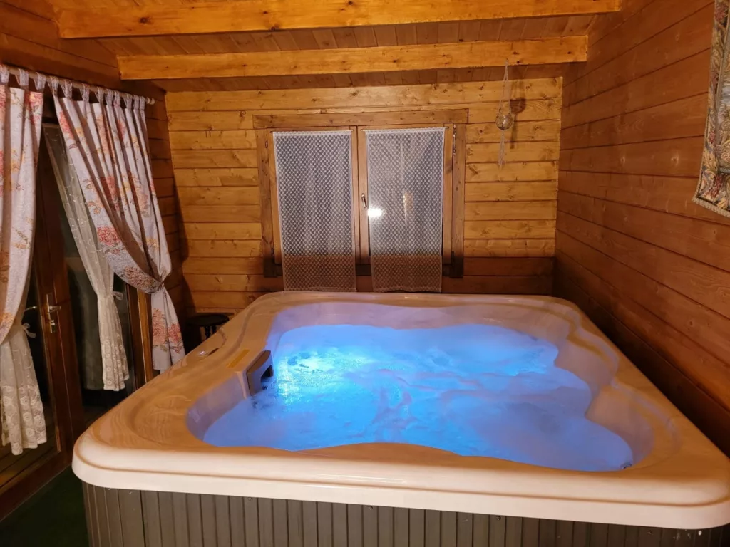 Un moment de détente au spa jacuzzi de la Villa des Lierres
