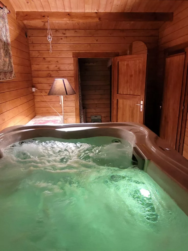 Un moment de détente au spa jacuzzi de la Villa des Lierres