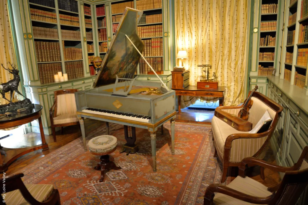château de cheverny intérieur mobilier