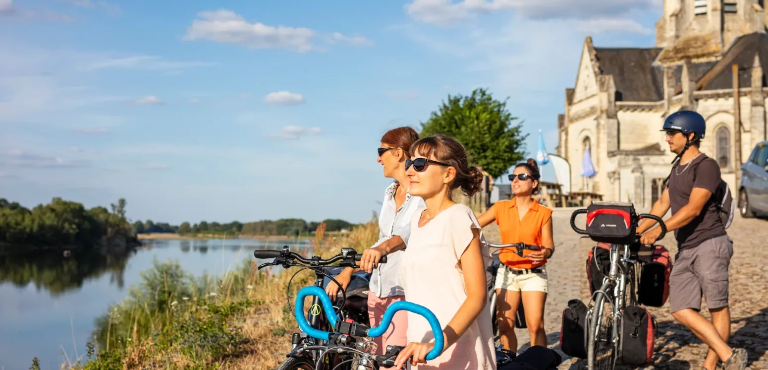 Cyclotourisme à Bréhémont en été Centre-val-de-Loire