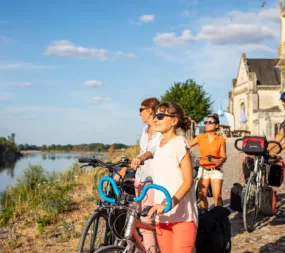 Cyclotourisme à Bréhémont en été Centre-val-de-Loire
