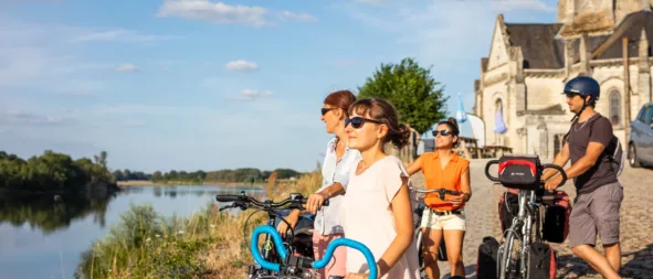 Cyclotourisme à Bréhémont en été Centre-val-de-Loire