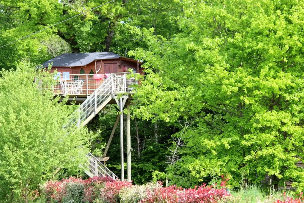 Cabane logement dans les arbres Défi Planet'