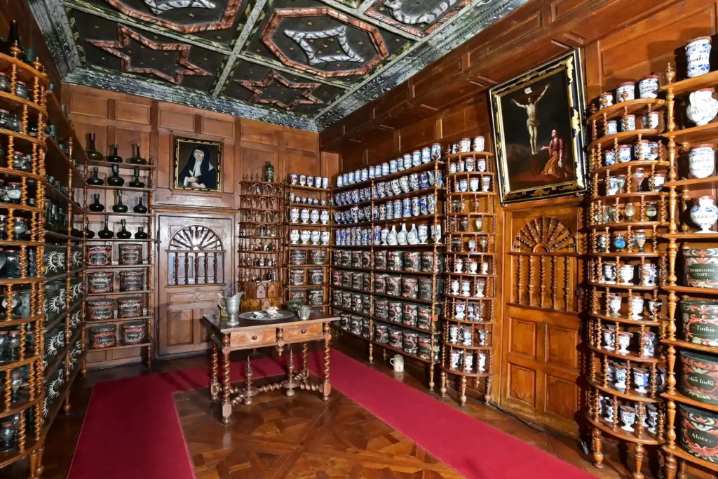 Visite de l'Hôtel Dieu Baugé Apothicaire et pharmacie ancienne