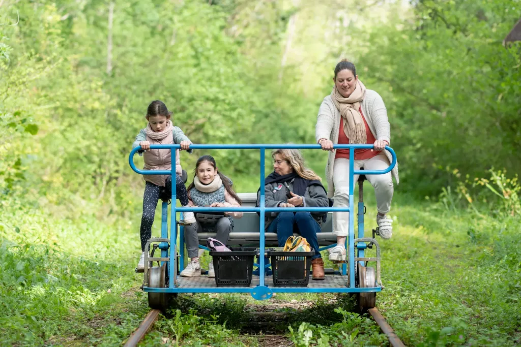 Loisirs en famille balade en VeloRail dans la nature