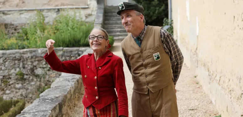 Personnes animant une visite théâtralisée du château de Baugé