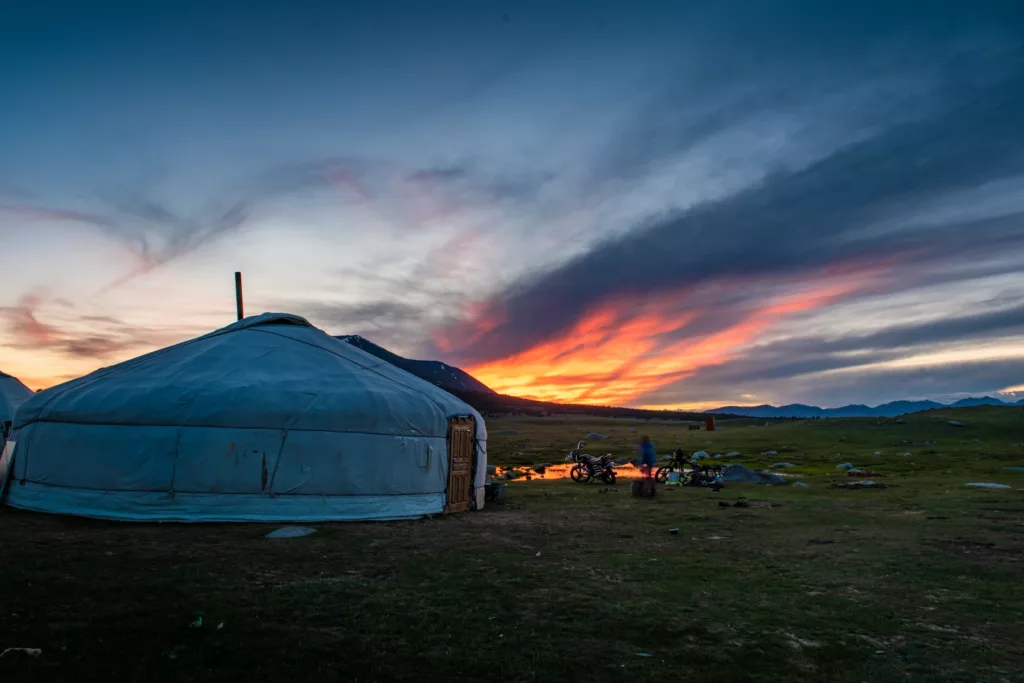 Yourte en Mongolie de nuit au coucher de soleil