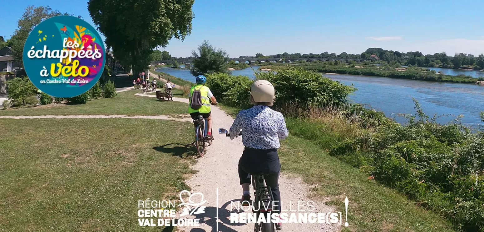Cyclistes en bord de Loire vu de dos qui participent aux échappées à vélo