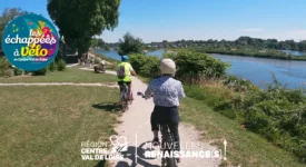 Cyclistes en bord de Loire vu de dos qui participent aux échappées à vélo