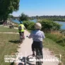 Cyclistes en bord de Loire vu de dos qui participent aux échappées à vélo