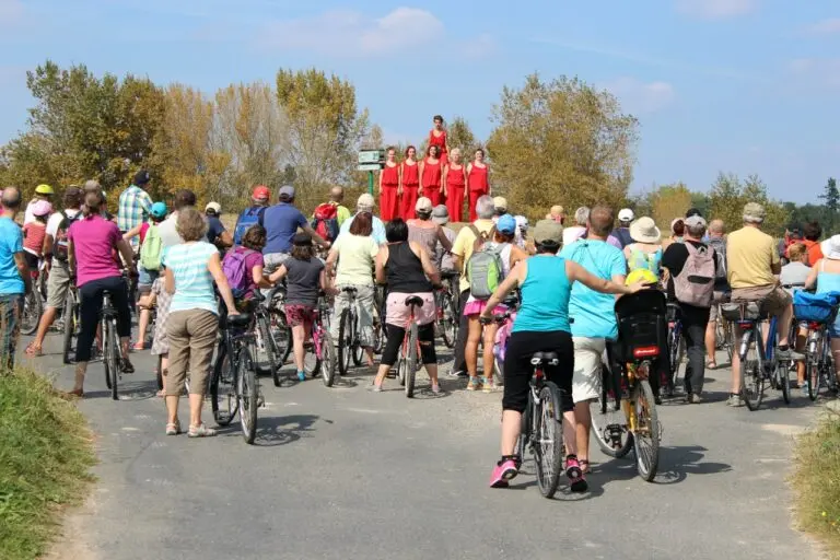 les échappées à vélo permettent de voir des spectacles en pleine nature