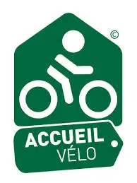 pancarte verte avec un cycliste pour informer les touristes à vélo, elle leur permet d’identifier les établissements et les lieux adaptés à la pratique du tourisme à vélo, et de bénéficier ainsi d’un accueil et de services appropriés.