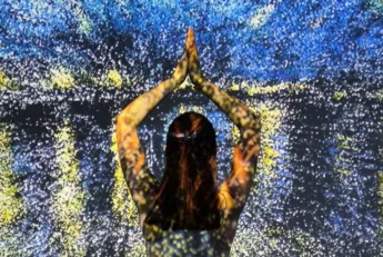 Photo d'une femme pratiquant du yoga avec les lumières du château de Beaugency