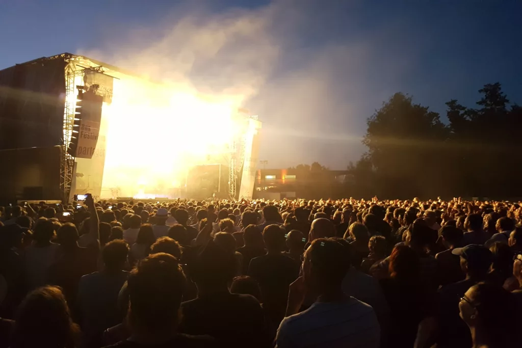 Photo de la scène et du public au festival d'avoine Zone Groove