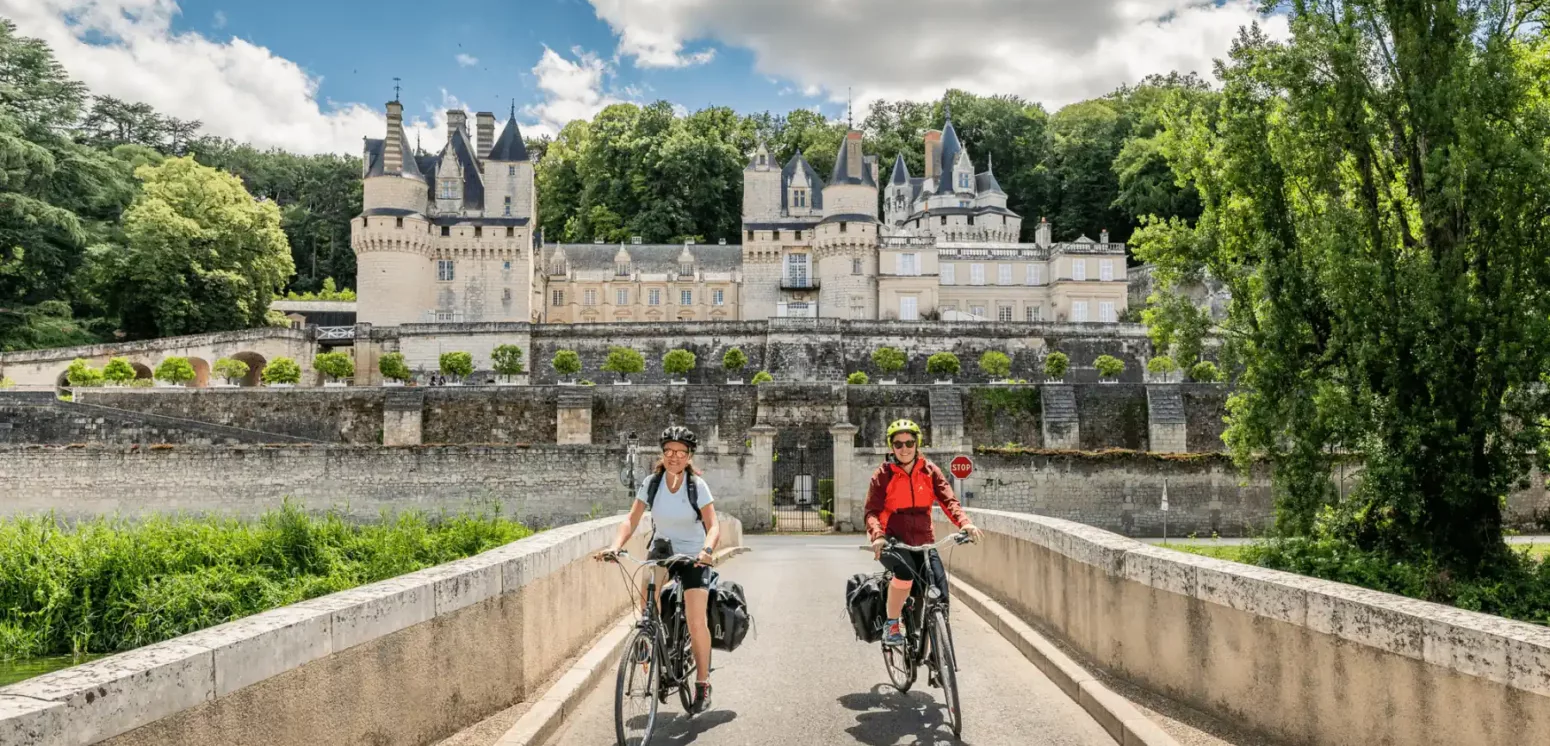 couple de cyclistes qui parcourent la Loire à vélo et reviennet d'une visite au châteaude Rigny-Usse