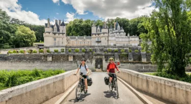 couple de cyclistes qui parcourent la Loire à vélo et reviennet d'une visite au châteaude Rigny-Usse