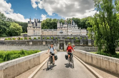 couple de cyclistes qui parcourent la Loire à vélo et reviennet d'une visite au châteaude Rigny-Usse